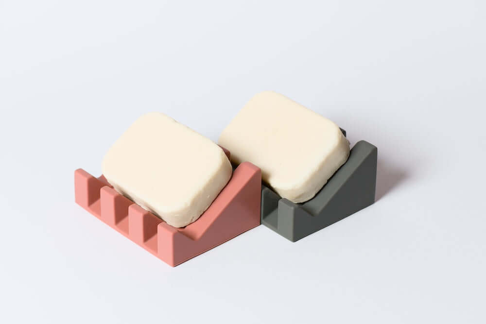 Твърд шампоан с бял лупин кофеин и конопено масло на стойка за транспортиране