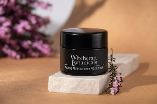 Дневен крем за лице с пребиотик и цвете за фон